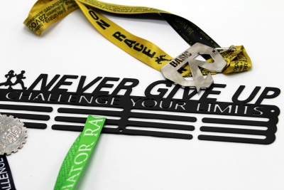Kovový věšák na medaile - Never Give Up