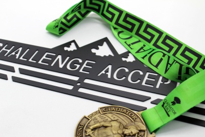 Kovový věšák na medaile - Challenge Accepted