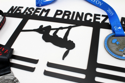 Kovový věšák na medaile - nejsem princezna - poškozený kus