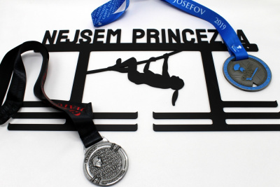 Kovový věšák na medaile - nejsem princezna - poškozený kus