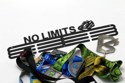 Kovový věšák na medaile  - No Limits