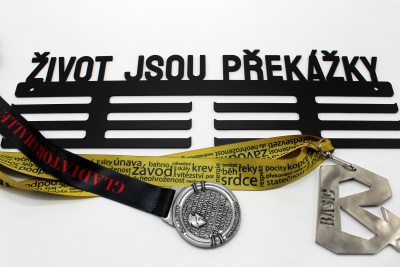 Kovový věšák na medaile - život jsou překážky